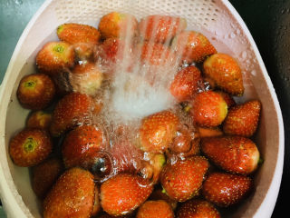 🍓自制草莓酱🍓,用清水多冲洗几遍，再加些盐，冲洗一遍，最后用凉开水冲洗干净；