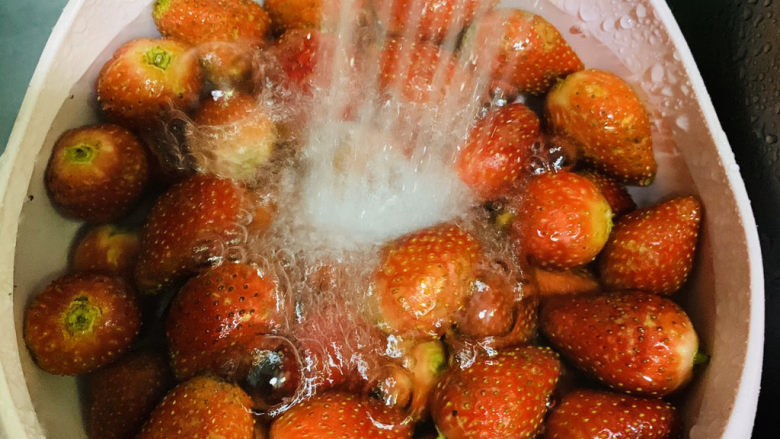 🍓自制草莓酱🍓,用清水多冲洗几遍，再加些盐，冲洗一遍，最后用凉开水冲洗干净；
