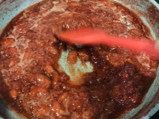 🍓自制草莓酱🍓,继续中小火翻拌，这时候要不断的翻拌；