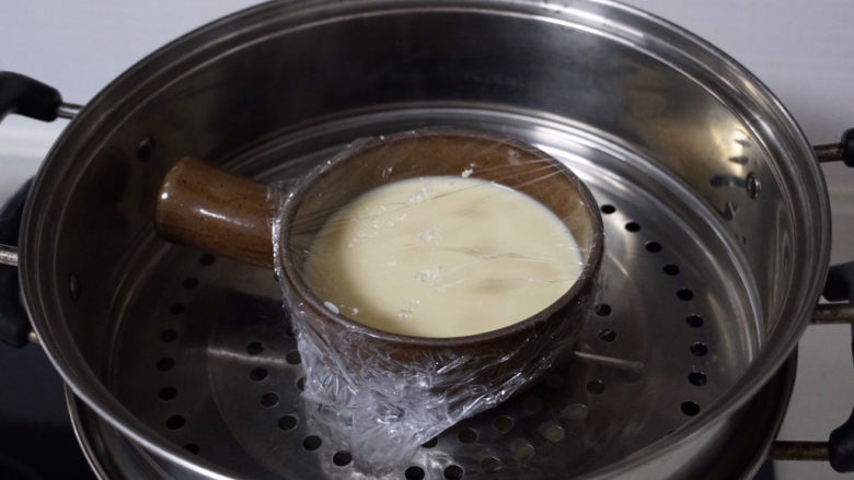 一次就成功的芒果牛奶布丁,放入蒸锅中蒸煮10至15分钟左右（具体时间根据实际情况而定）