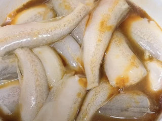 砂锅水淀鱼,盖盖焖煮，不用再加其他调料了。