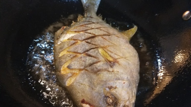 炖草鱼,锅中倒入适量油烧热，炸制两面金黄捞出来控油。