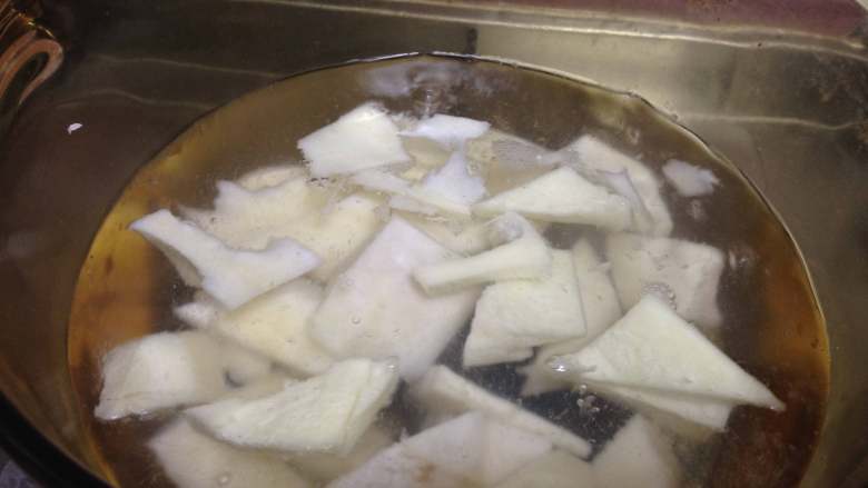 春笋排骨汤,
入开水中焯水5分钟去除涩味，捞出浸泡10分钟