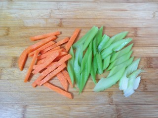 麻辣干锅虾,芹菜和胡萝卜分别洗干净切成条。