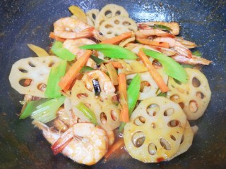 麻辣干锅虾,下入芹菜和胡萝卜翻炒至断生，汤汁基本上收干。
