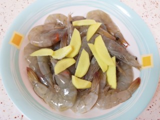 麻辣干锅虾,处理好的虾放进盘子里，加入料酒和生姜片搅拌均匀，腌制10分钟左右。