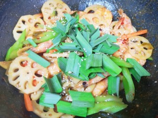 麻辣干锅虾,下入蒜苗叶和熟白芝麻翻炒均匀，关火出锅。