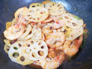 麻辣干锅虾,加入半碗开水，放酱油和盐调味，焖炒5-6分钟让虾入味。