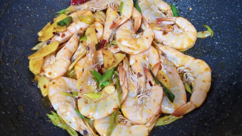 麻辣干锅虾,下入腌好的虾大火翻炒至虾变色。