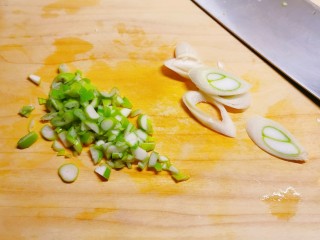 剁椒鲫鱼,葱切2种 葱白切片 葱绿部分切碎
