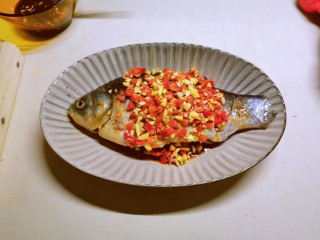 剁椒鲫鱼,将煎好的鱼放到葱片上面 淋上调好的剁椒料汁