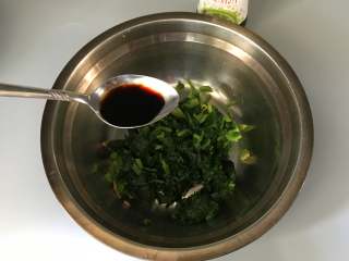 菠菜拌花生米,放入盆中后，放入柠檬沙拉汁；沙拉汁为复合型调料，甜咸口味的