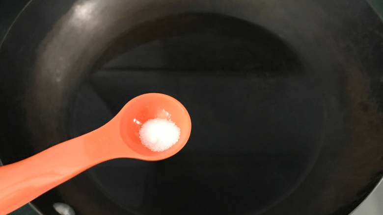 菠菜拌花生米,锅中水开加少许食盐