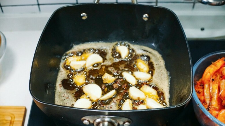 麻辣干锅虾,放入蒜瓣跟姜片爆香