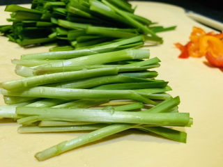 韭菜炒豆芽,白色部分和韭菜叶切长段，分开放，等会下锅的时间不一样；
