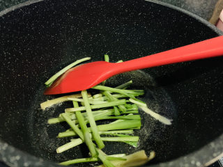 韭菜炒豆芽,下韭菜白色部分，先翻炒一下；