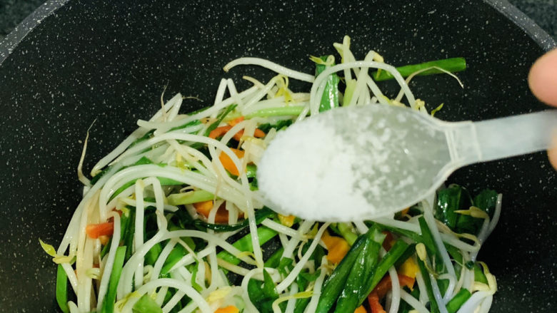 韭菜炒豆芽,加少许盐；