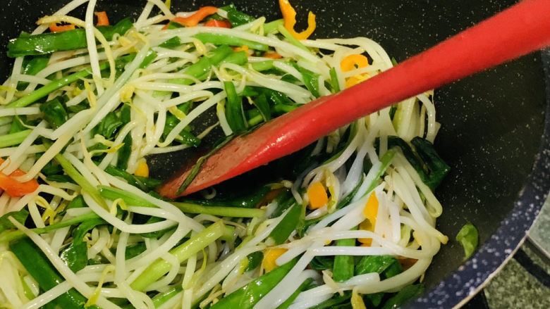 韭菜炒豆芽,把盐和味精翻炒均匀，就立即出锅；