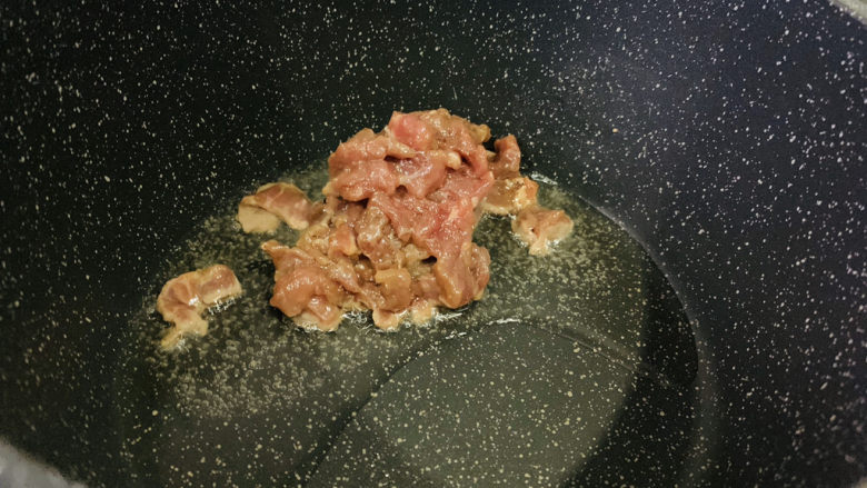莴笋炒牛肉,把腌制好的牛肉先放入锅里；