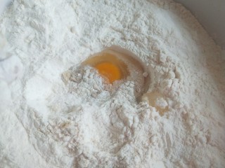 多味大花卷,面粉加一个鸡蛋，8克酵母，15白糖。