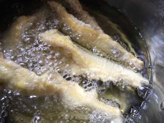 酥炸小黄鱼,锅里放入适量的油，小黄鱼放入锅中吗，小火慢炸至两面即可