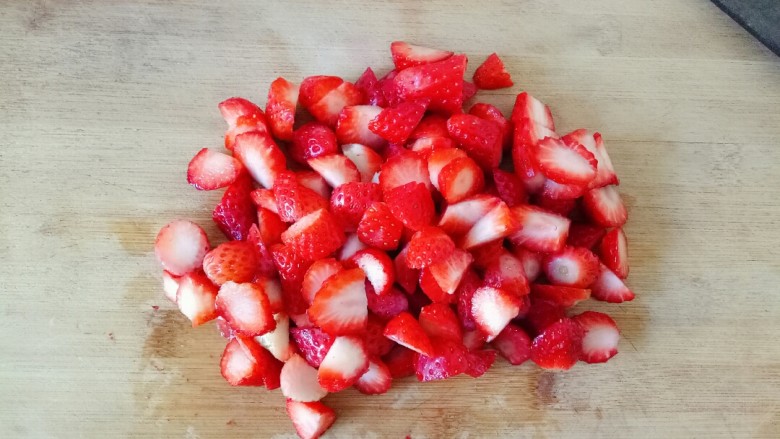 草莓山药,浸泡好的草莓沥干水份，切成草莓粒