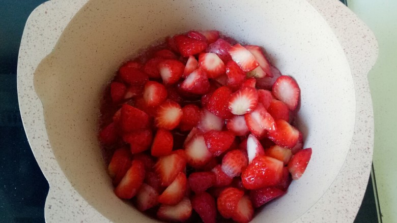草莓山药,将草莓倒入小锅中，小火慢慢加热