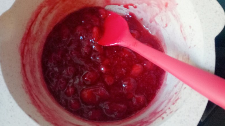 草莓山药,将草莓煮至软烂，不易流动的状态即可。凉透后装入瓶中