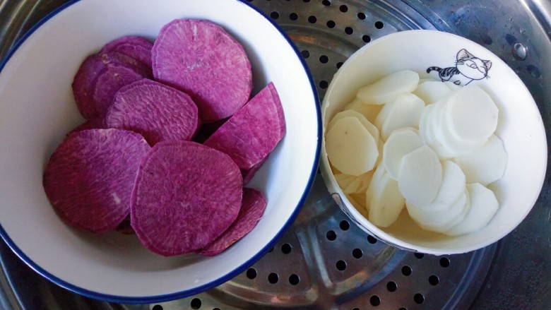 草莓山药,山药切片放入碗中，紫薯切片放入碗中，锅中放入适量水，放入紫薯和山药大火蒸20分钟