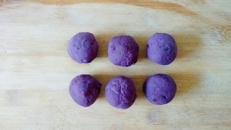 草莓山药,紫薯泥均匀分成6份