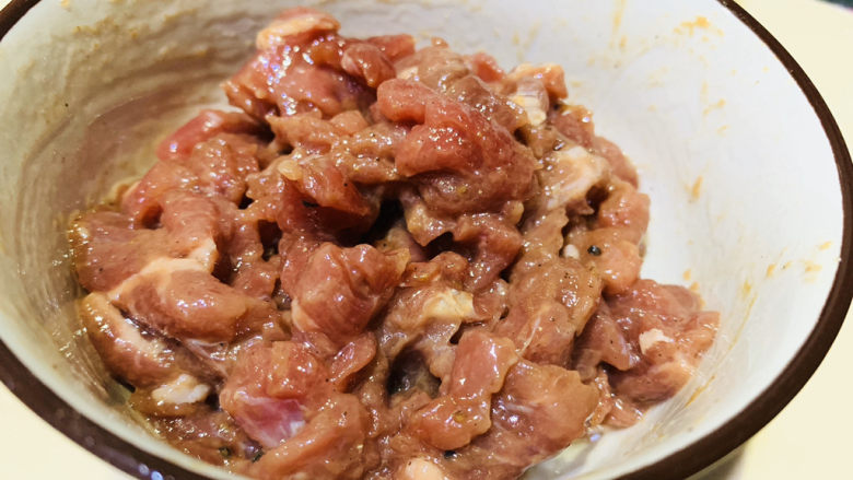 春笋炒肉,把调料搅拌均匀，腌制十分钟；
