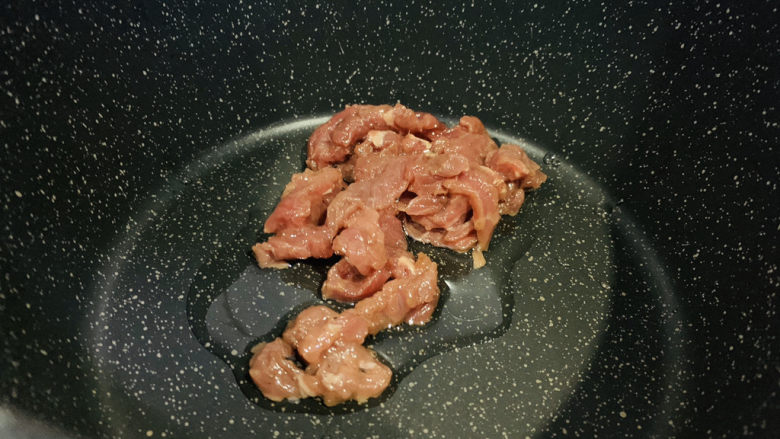 春笋炒肉,加入腌制好的牛肉；