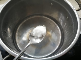 菠菜鸡蛋羹,锅中水开放入少许盐
