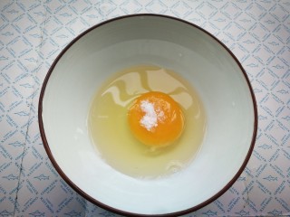 菠菜鸡蛋羹,鸡蛋打入碗中放入少许盐