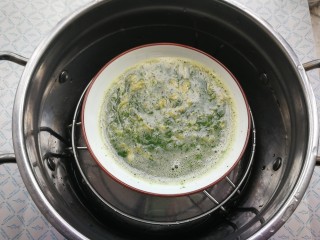 菠菜鸡蛋羹,蒸锅水开放入蛋液