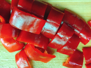 蒜苗炒香干,红辣椒切成块儿。
