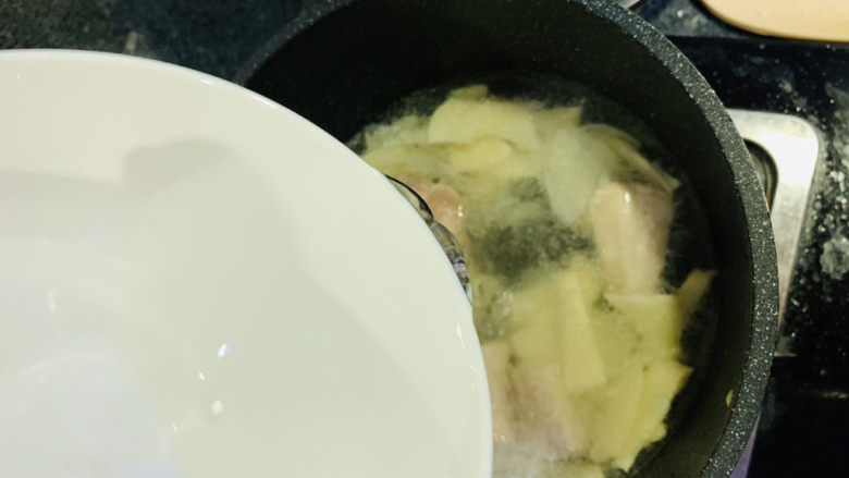 春笋排骨汤,加入一大碗清水；
