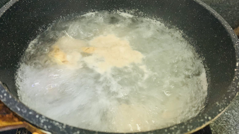 春笋排骨汤,煮开，这样可以很好的去除冰冻肋排的腥味；