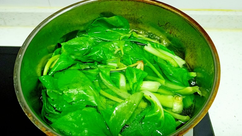 蒜蓉小油菜,锅中放入适量清水，水开后放入油菜焯水30秒