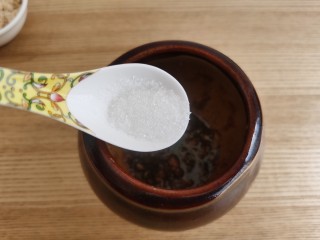 菠菜拌花生米,加入少许的白糖。