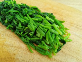 菠菜拌花生米,攥干菠菜中的水分，然后切成小一点的菠菜段。