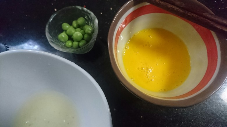 虾仁跑蛋,一个蛋做蛋黄蛋白分离，剩余的2个蛋打散备用
