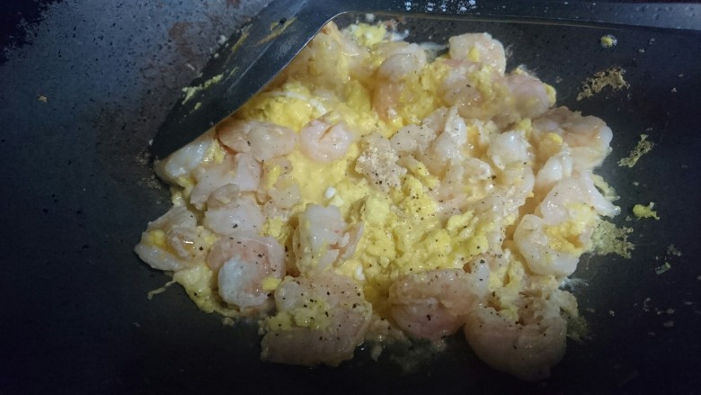 虾仁跑蛋,蛋液凝固变色后即可关火，并海盐，黑胡椒调味