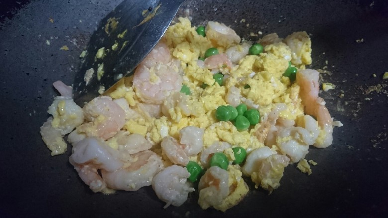 虾仁跑蛋,利用锅中的余温虾仁会熟的更透，加入之前煮好的豌豆