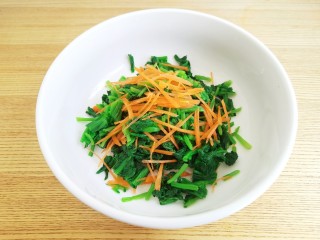 菠菜拌花生米,将菠菜和胡萝卜丝、花生米放入一个大碗里。