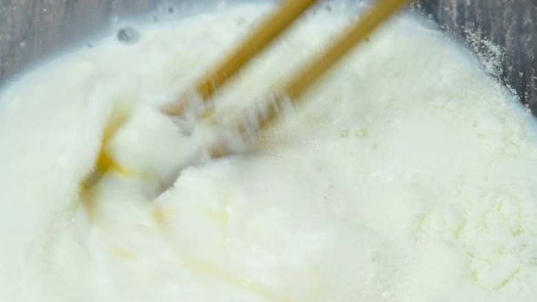 低卡版简单蛋挞，10分钟就能搞定,拿一大碗，加入奶粉和代糖，加入鸡蛋
