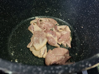 蒜苗炒猪肝,把腌制好的猪肝，先放进去大火快速翻炒，过油，猪肝变色，立即先盛入碗内；