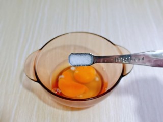 菠菜鸡蛋羹,按个人口味加入盐，用筷子打散。