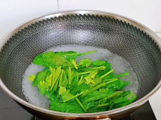 菠菜鸡蛋羹,菠菜焯水: 锅中水烧开下菠菜，大火煮30秒捞出。