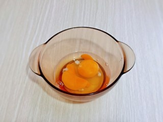 菠菜鸡蛋羹,鸡蛋磕碗里。